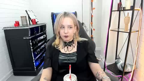 Snapshot of tollimoll chatting on 12-02-24, 12:18 Tolli Moll online show from 12-02-24, 12:18