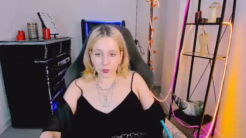 Snapshot of tollimoll chatting on 12-06-24, 03:22 Tolli Moll online show from 12-06-24, 03:22