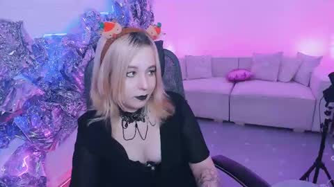 Snapshot of tollimoll chatting on 12-11-24, 12:12 Tolli Moll online show from 12-11-24, 12:12