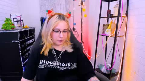 Snapshot of tollimoll chatting on 12-12-24, 12:33 Tolli Moll online show from 12-12-24, 12:33