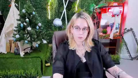 Snapshot of tollimoll chatting on 12-13-24, 09:02 Tolli Moll online show from 12-13-24, 09:02