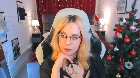 Snapshot of tollimoll chatting on 12-14-24, 12:44 Tolli Moll online show from 12-14-24, 12:44