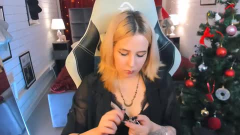 Snapshot of tollimoll chatting on 12-14-24, 04:09 Tolli Moll online show from 12-14-24, 04:09