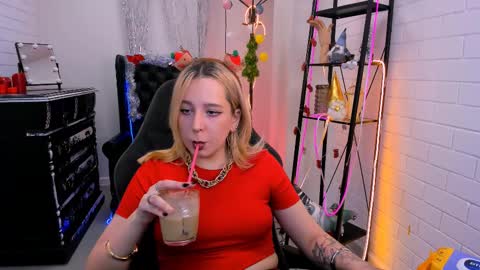 Snapshot of tollimoll chatting on 12-16-24, 09:03 Tolli Moll online show from 12-16-24, 09:03