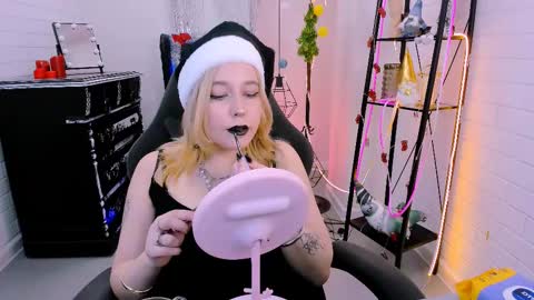 Snapshot of tollimoll chatting on 12-17-24, 09:07 Tolli Moll online show from 12-17-24, 09:07