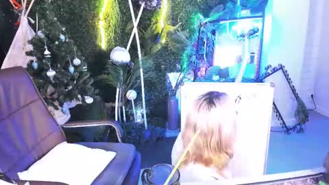 Snapshot of tollimoll chatting on 12-19-24, 10:02 Tolli Moll online show from 12-19-24, 10:02