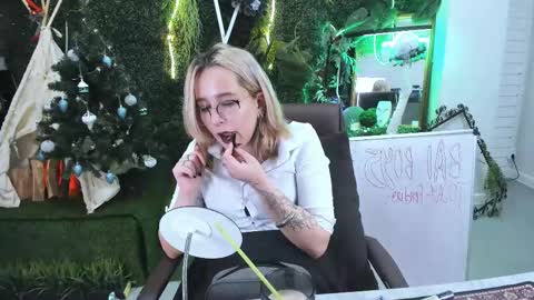 Snapshot of tollimoll chatting on 12-19-24, 01:18 Tolli Moll online show from 12-19-24, 01:18