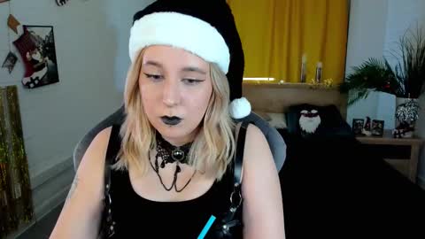 Snapshot of tollimoll chatting on 12-20-24, 12:38 Tolli Moll online show from 12-20-24, 12:38