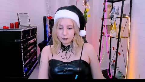 Snapshot of tollimoll chatting on 12-21-24, 10:17 Tolli Moll online show from 12-21-24, 10:17
