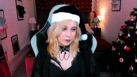 Snapshot of tollimoll chatting on 12-23-24, 12:08 Tolli Moll online show from 12-23-24, 12:08