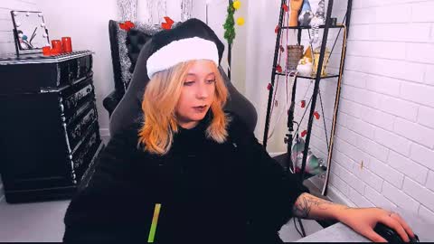 Snapshot of tollimoll chatting on 12-24-24, 12:44 Tolli Moll online show from 12-24-24, 12:44