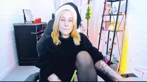 Snapshot of tollimoll chatting on 12-26-24, 09:11 Tolli Moll online show from 12-26-24, 09:11