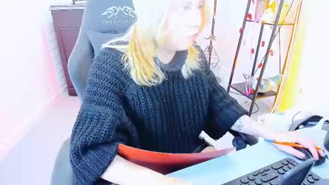 Snapshot of tollimoll chatting on 12-27-24, 03:26 Tolli Moll online show from 12-27-24, 03:26