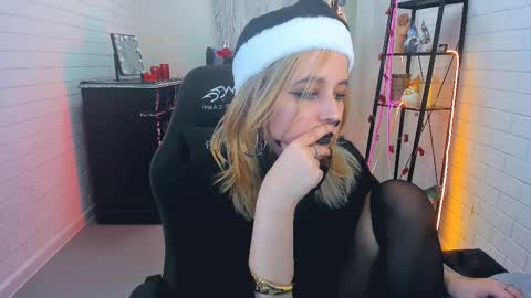 Snapshot of tollimoll chatting on 12-28-24, 12:13 Tolli Moll online show from 12-28-24, 12:13