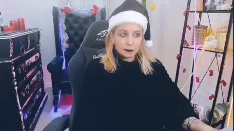 Snapshot of tollimoll chatting on 12-28-24, 03:59 Tolli Moll online show from 12-28-24, 03:59