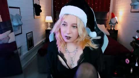 Snapshot of tollimoll chatting on 12-30-24, 11:26 Tolli Moll online show from 12-30-24, 11:26