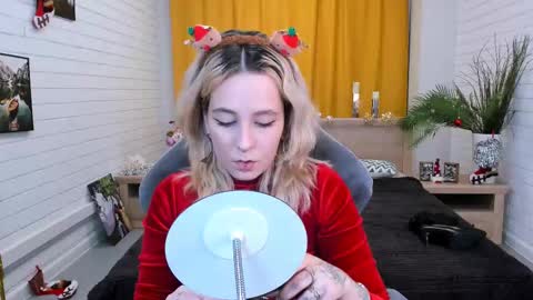 Snapshot of tollimoll chatting on 12-31-24, 05:11 Tolli Moll online show from 12-31-24, 05:11