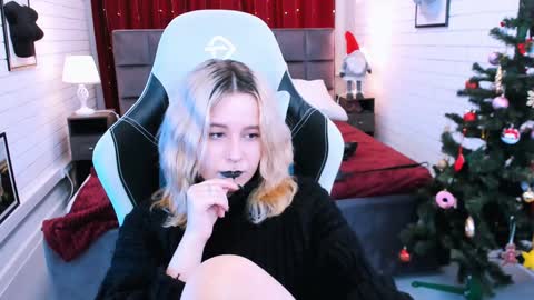 Snapshot of tollimoll chatting on 01-06-25, 11:29 Tolli Moll online show from 01-06-25, 11:29