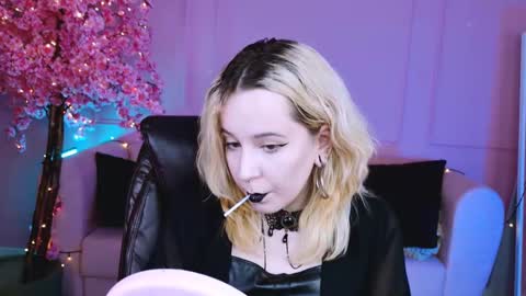 Snapshot of tollimoll chatting on 01-14-25, 11:53 Tolli Moll online show from 01-14-25, 11:53