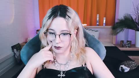 Snapshot of tollimoll chatting on 01-19-25, 08:29 Tolli Moll online show from 01-19-25, 08:29