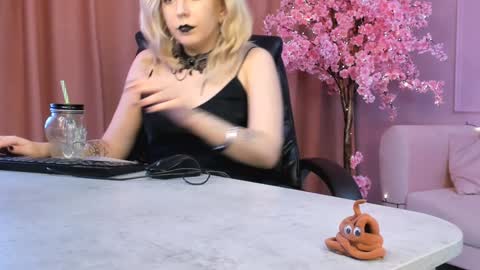 Snapshot of tollimoll chatting on 01-31-25, 12:07 Tolli Moll online show from 01-31-25, 12:07