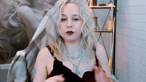 Snapshot of tollimoll chatting on 02-11-25, 01:09 Tolli Moll online show from 02-11-25, 01:09