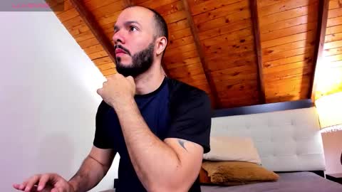 Snapshot of tom_bailey_ chatting on 01-19-26, 12:42 online show from 01-19-26, 12:42