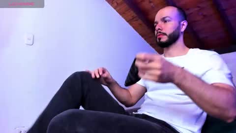 Snapshot of tom_bailey_ chatting on 02-01-26, 12:48 online show from 02-01-26, 12:48