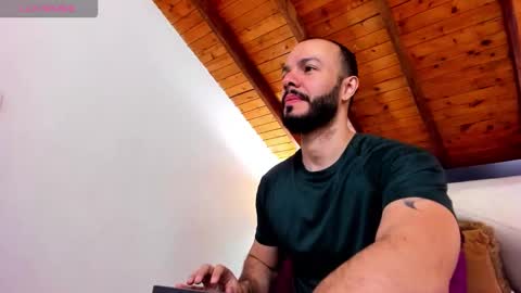 Snapshot of tom_bailey_ chatting on 02-09-26, 12:42 online show from 02-09-26, 12:42