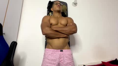 Snapshot of tom_kingfit chatting on 02-09-25, 12:49 SPORTSFIT29 online show from 02-09-25, 12:49