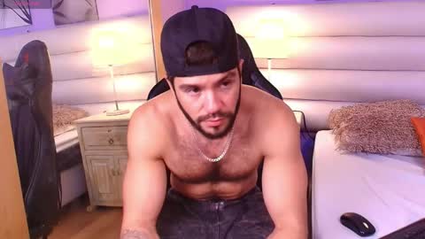 Snapshot of tomas_wolfk chatting on 04-19-26, 04:06 Andres. online show from 04-19-26, 04:06