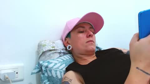 Snapshot of tomboyblue chatting on 02-06-26, 06:11 Blue online show from 02-06-26, 06:11