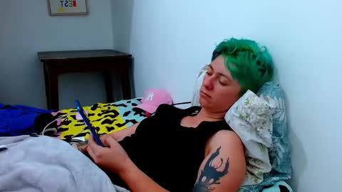 Snapshot of tomboyblue chatting on 02-08-26, 08:45 Blue online show from 02-08-26, 08:45