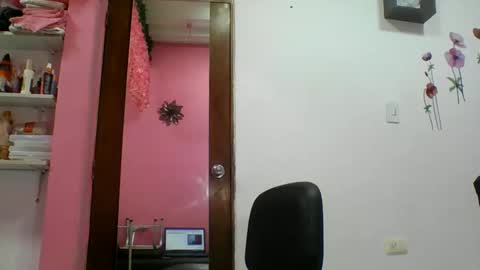 Snapshot of tomm_kors chatting on 10-20-25, 03:51 tomm online show from 10-20-25, 03:51