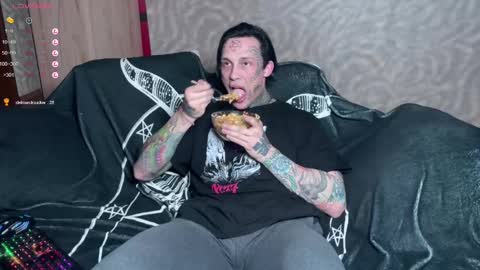 Snapshot of tommy__gun_ chatting on 02-09-25, 04:40 Tommy and Katana online show from 02-09-25, 04:40