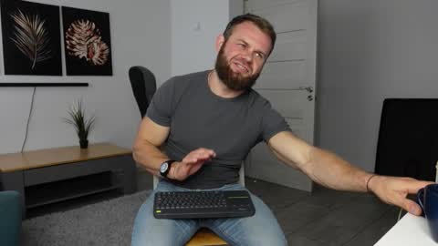 Snapshot of tommy_burnzzz chatting on 10-08-25, 06:33 tommy burnzzz online show from 10-08-25, 06:33