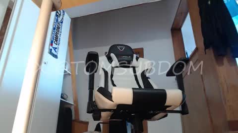 Snapshot of tomsubdom chatting on 09-20-25, 03:46 Tomsubdom online show from 09-20-25, 03:46