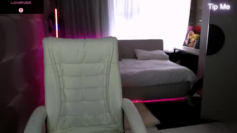 Snapshot of tori_blond chatting on 06-03-26, 05:32 tori_blond online show from 06-03-26, 05:32