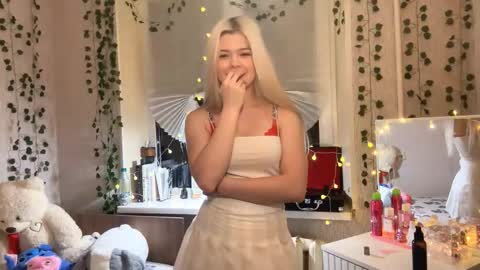 Lina online show from 11-29-25, 12:52