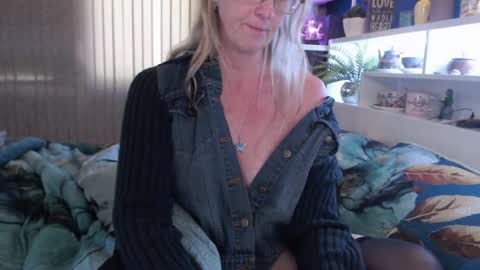 Snapshot of total_aussie_milfs chatting on 07-14-26, 02:27 Milly online show from 07-14-26, 02:27