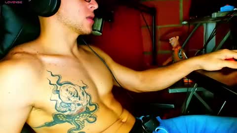 Snapshot of travisdiamonds chatting on 06-17-26, 05:43 TRAVIS. online show from 06-17-26, 05:43