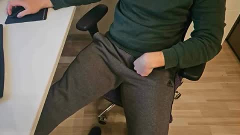 Snapshot of tree1989 chatting on 12-19-24, 08:13 tree1989 online show from 12-19-24, 08:13