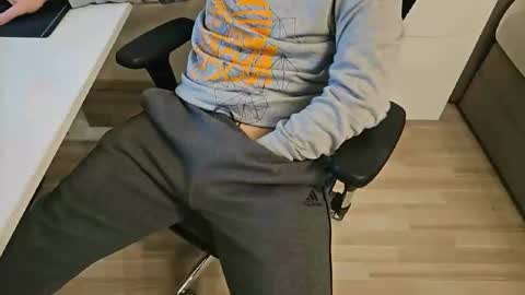 Snapshot of tree1989 chatting on 01-06-25, 11:52 tree1989 online show from 01-06-25, 11:52