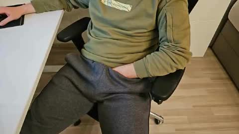 Snapshot of tree1989 chatting on 02-10-25, 06:24 tree1989 online show from 02-10-25, 06:24