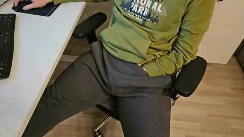 Snapshot of tree1989 chatting on 02-17-25, 06:26 tree1989 online show from 02-17-25, 06:26