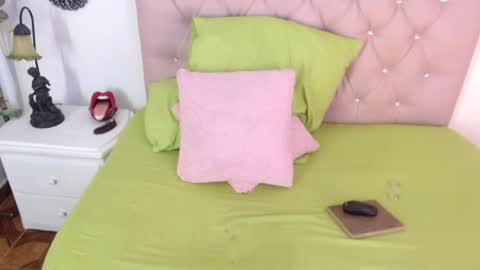 Snapshot of triana_crimson chatting on 02-01-25, 12:29 triana_crimson online show from 02-01-25, 12:29