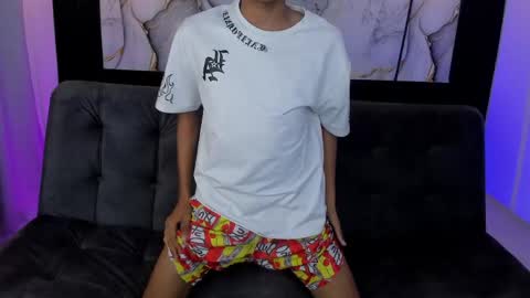 Snapshot of triiangel_latinboy chatting on 06-06-26, 12:21 Johan online show from 06-06-26, 12:21
