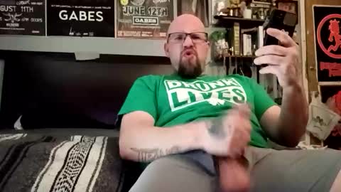 Snapshot of triller402 chatting on 03-18-26, 12:47 triller402 online show from 03-18-26, 12:47