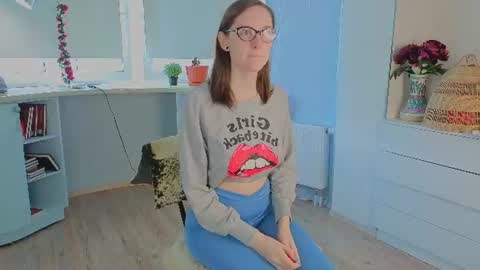 Snapshot of trishdelafontaine chatting on 06-17-26, 04:04 Viola online show from 06-17-26, 04:04