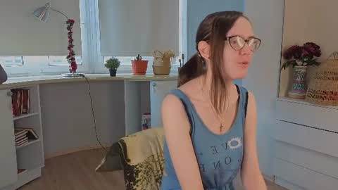 Snapshot of trishdelafontaine chatting on 06-20-26, 04:04 Viola online show from 06-20-26, 04:04